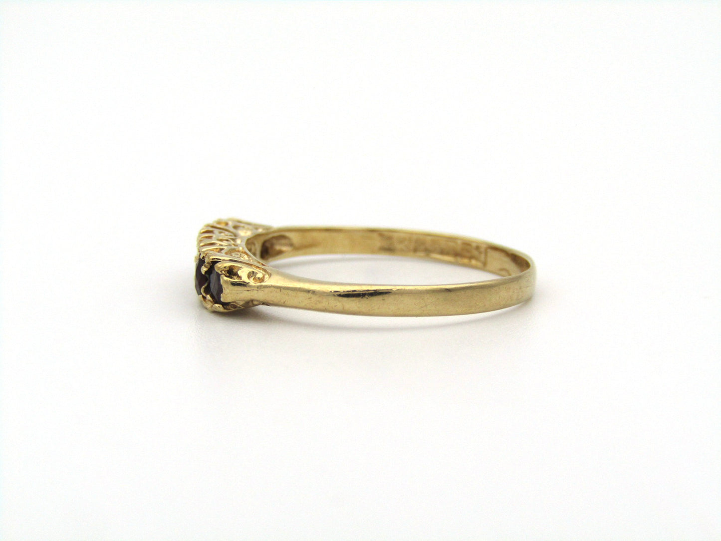 9K gold garnet ring.