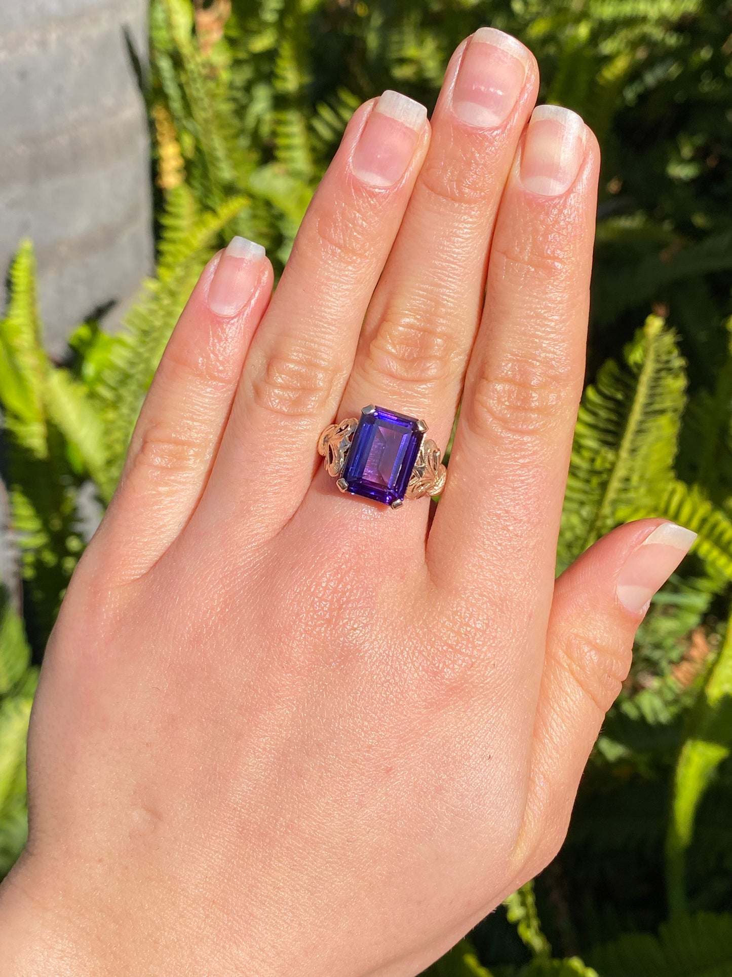 9K gold Synthetic Colour Change Sapphire ring, circa 1960's.