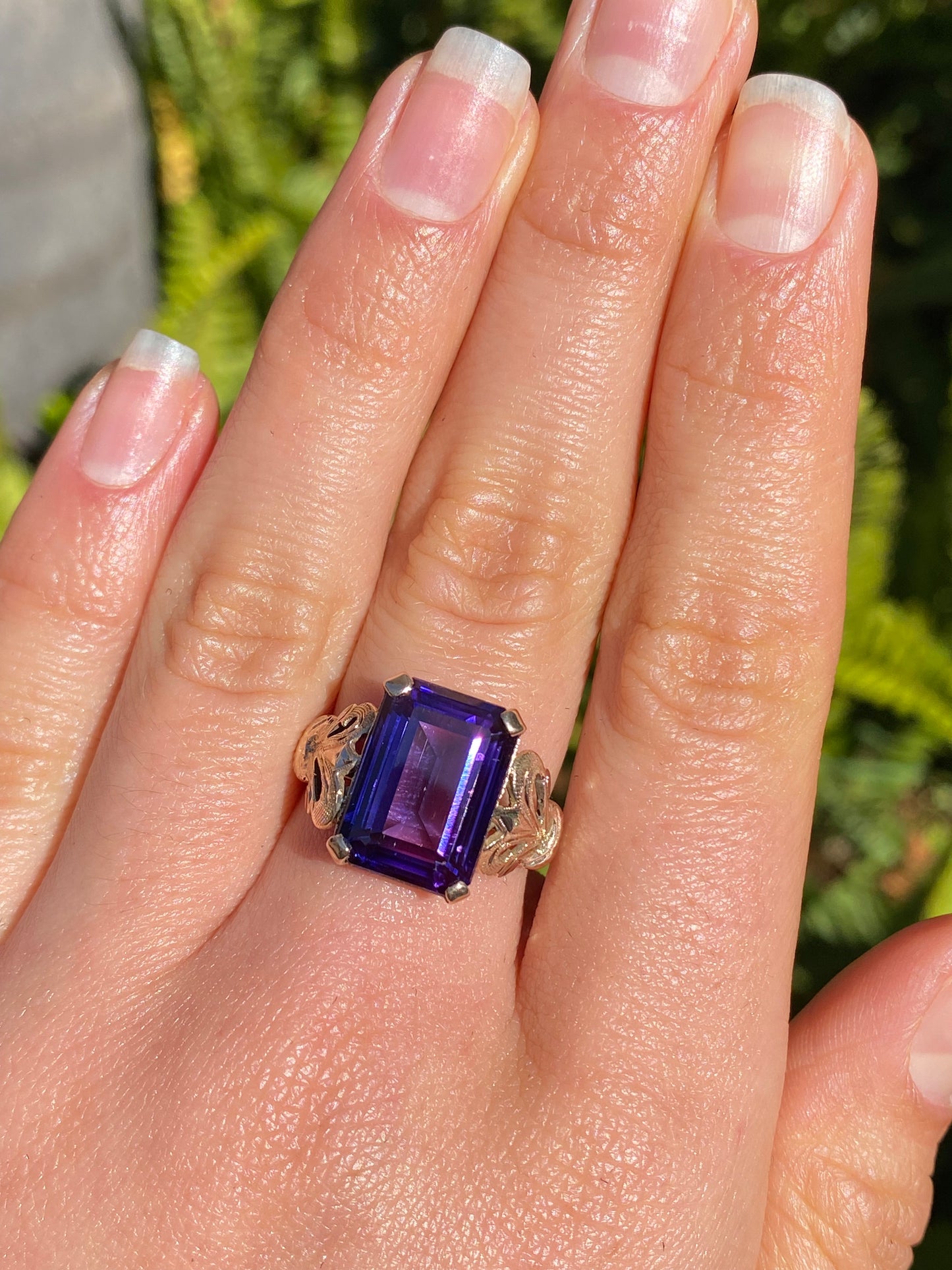 9K gold Synthetic Colour Change Sapphire ring, circa 1960's.