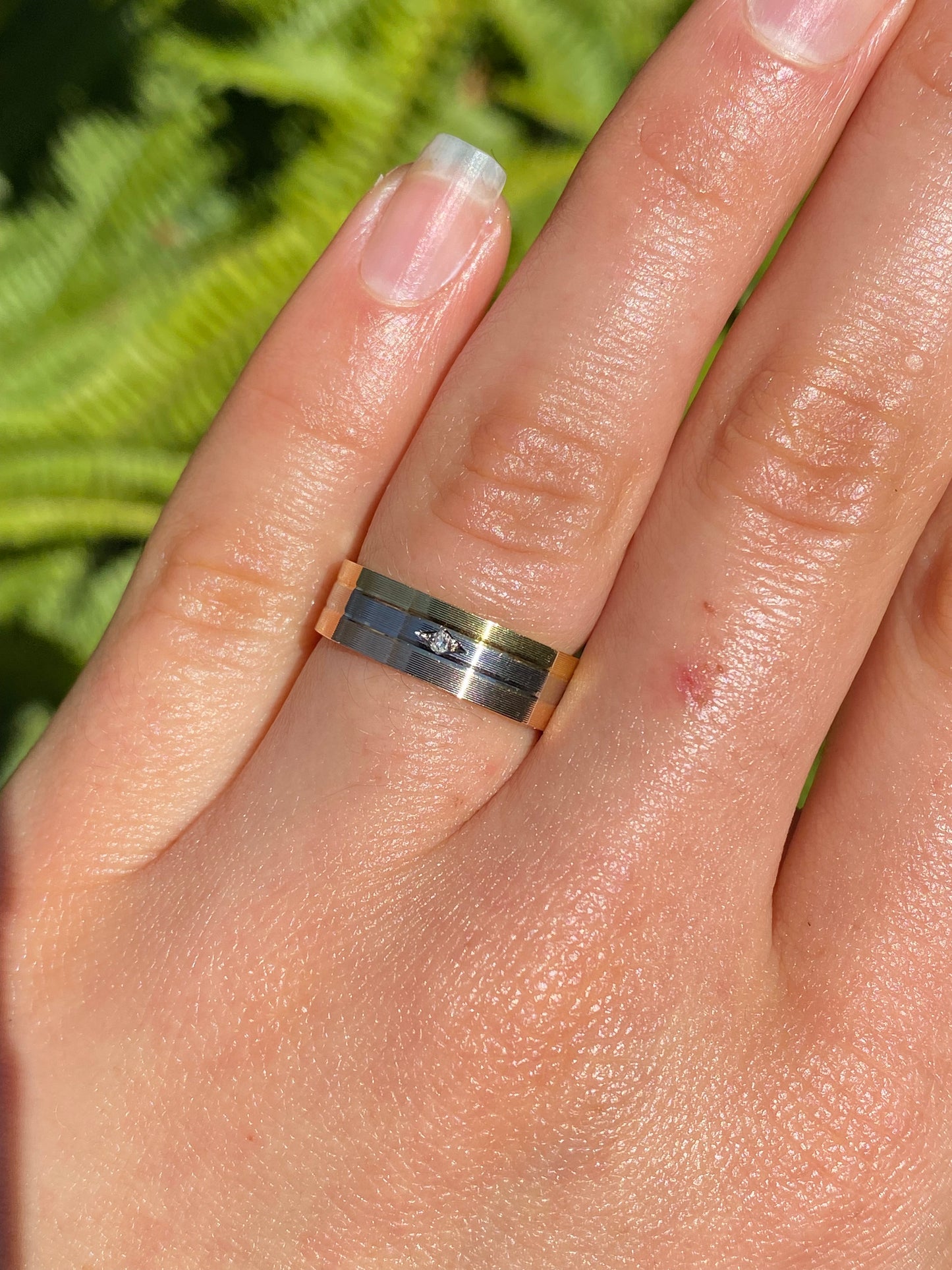 18K tri-colour gold diamond ring, circa 1970's.