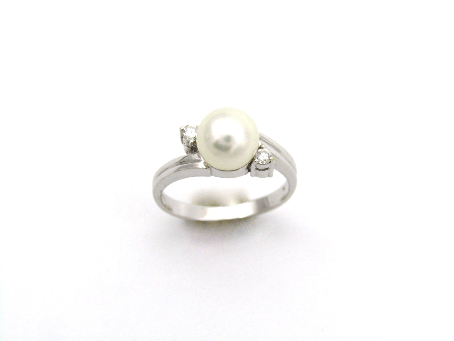 18K gold Akoya pearl and diamond ring.