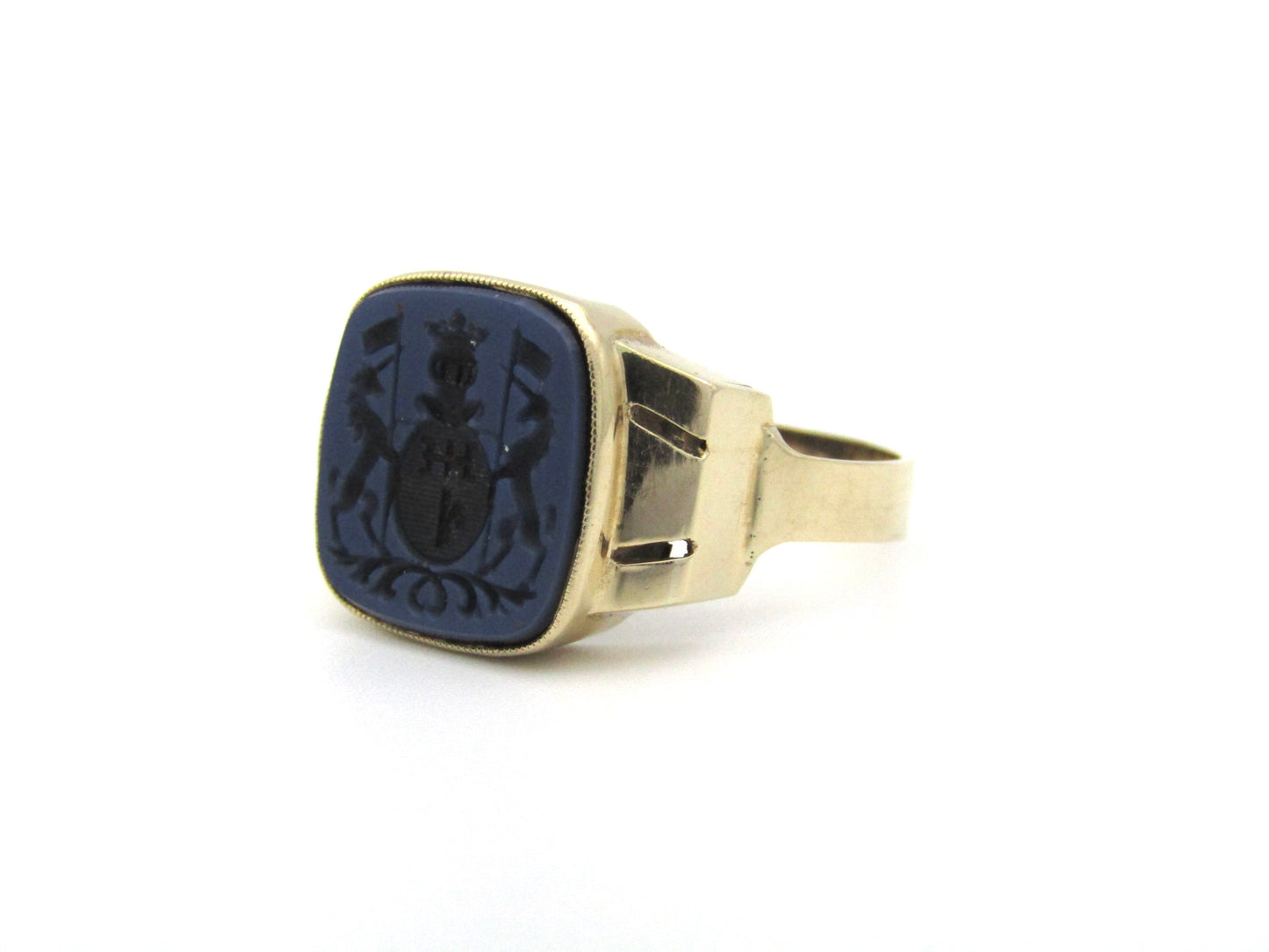 9K gold Art Deco family crest signet ring.