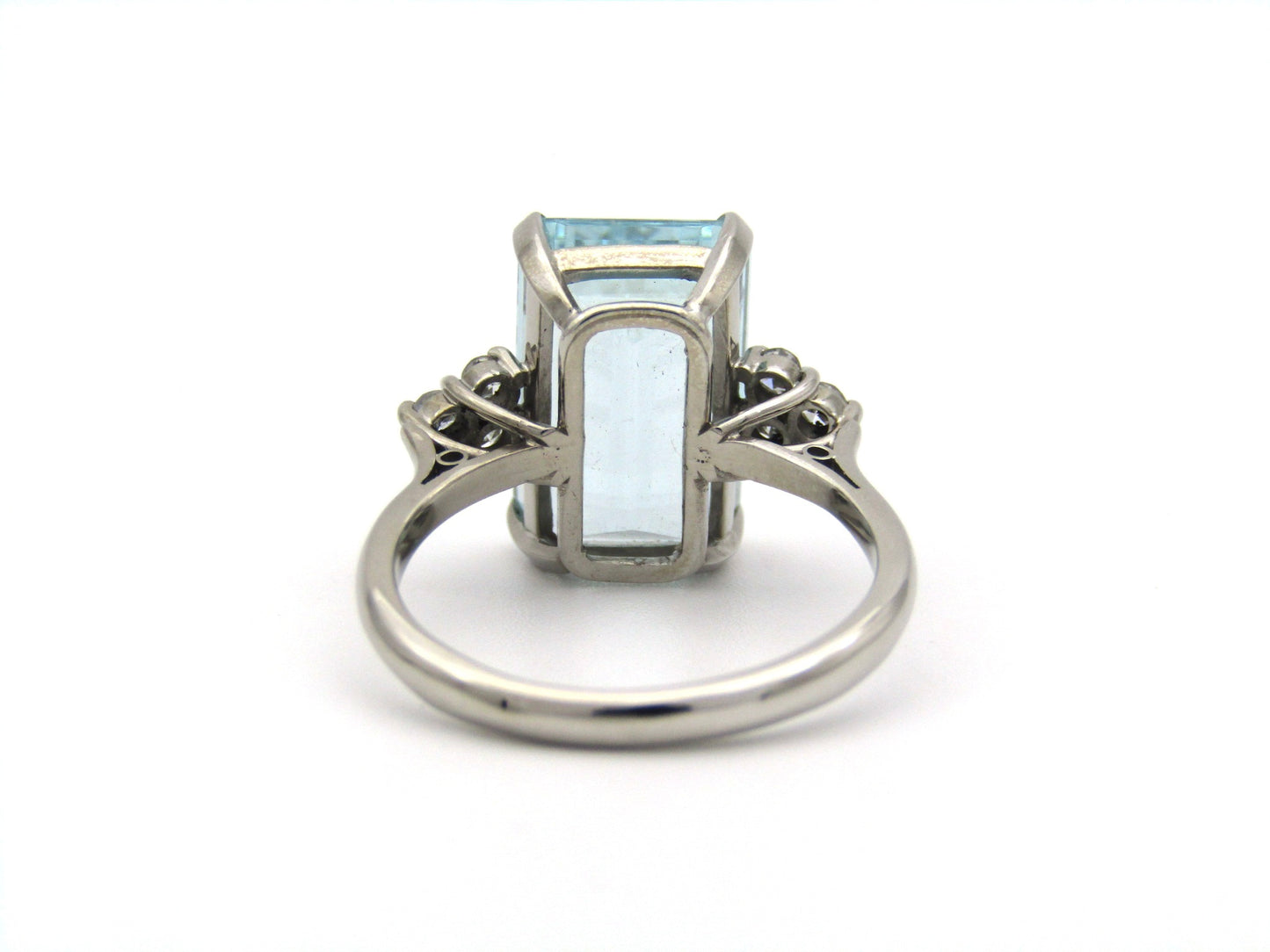 18K gold aquamarine and diamond ring, London, 1973.