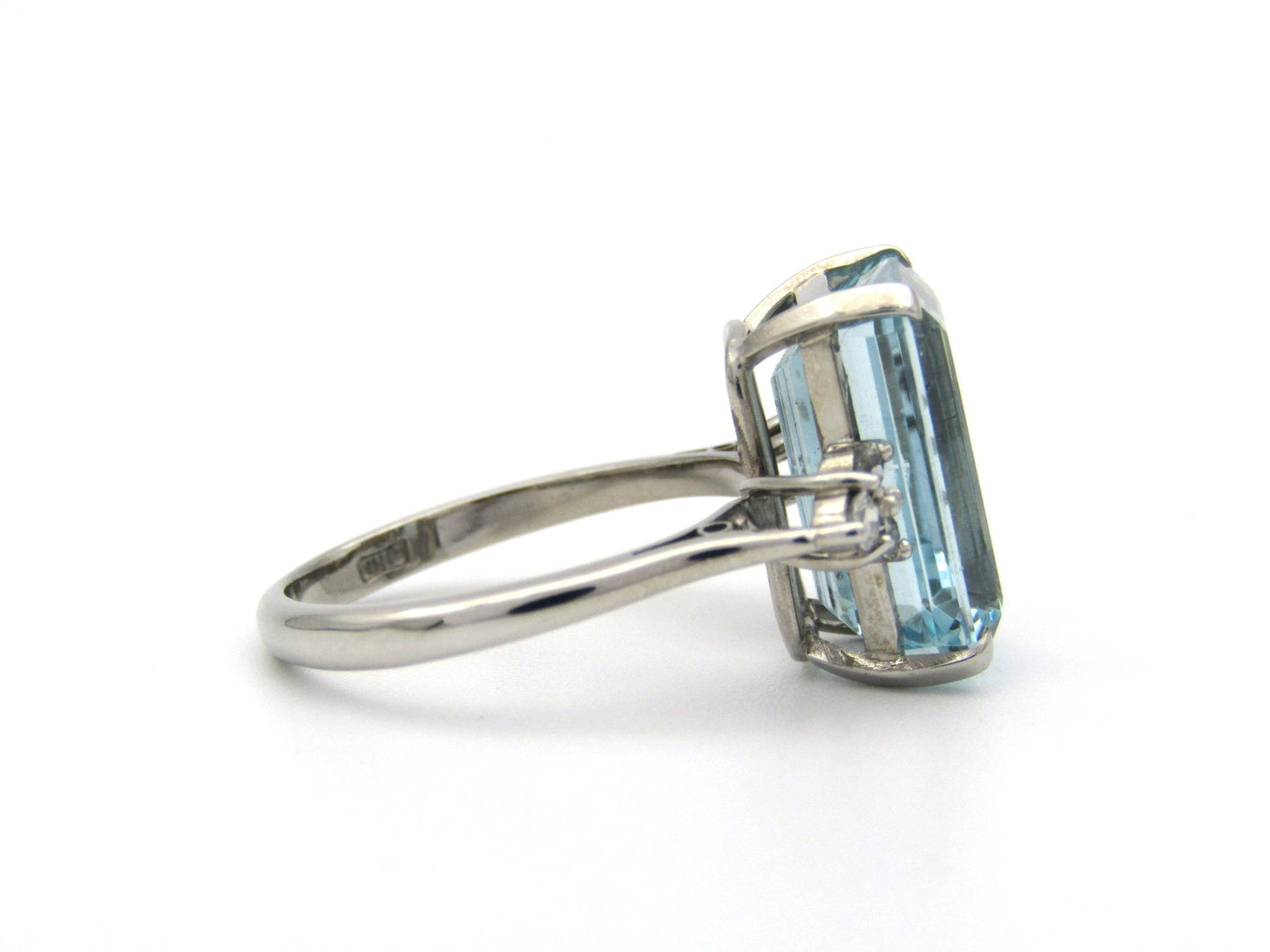 18K gold aquamarine and diamond ring, London, 1973.