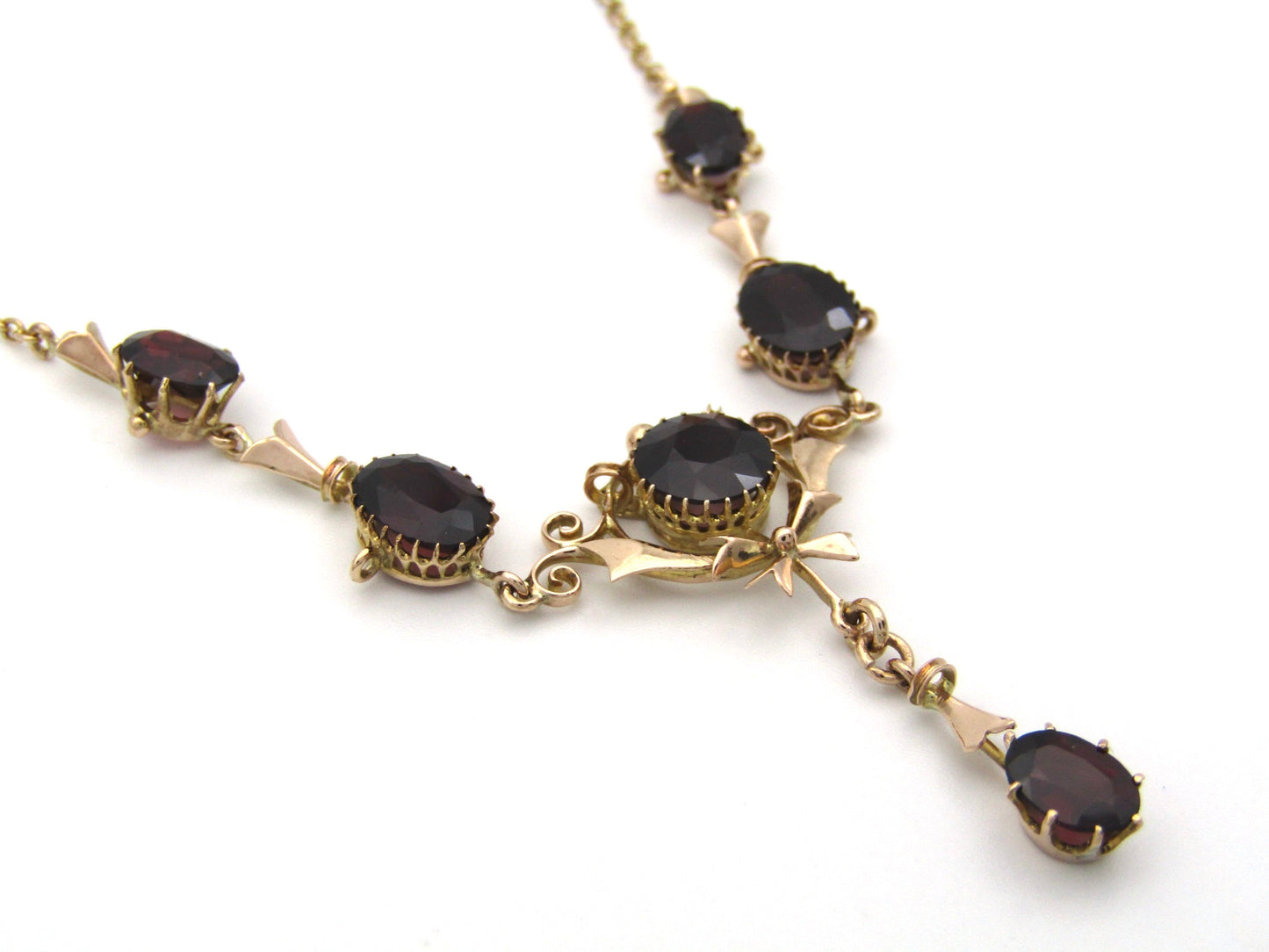 9K gold Edwardian garnet necklace, circa 1910.