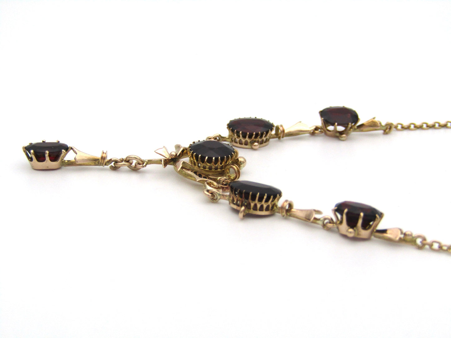 9K gold Edwardian garnet necklace, circa 1910.