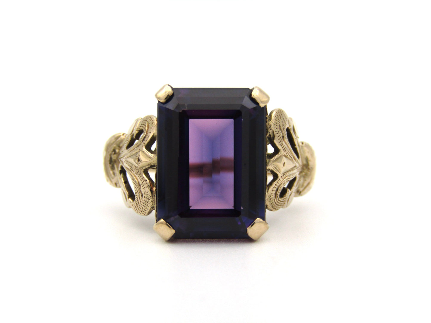 9K gold Synthetic Colour Change Sapphire ring, circa 1960's.