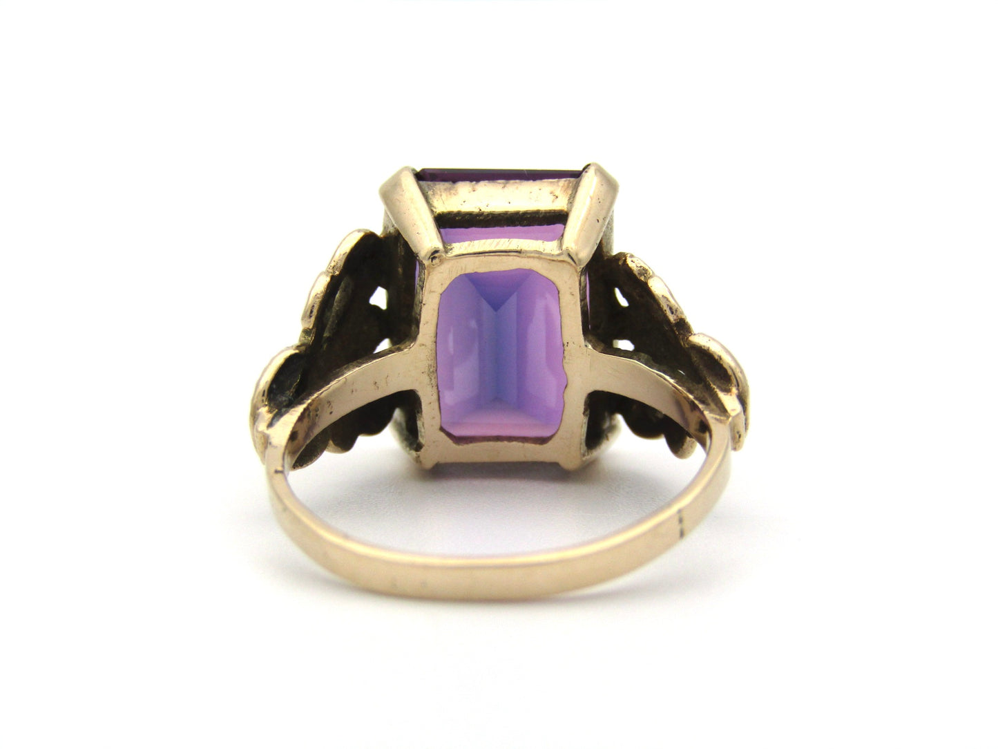 9K gold Synthetic Colour Change Sapphire ring, circa 1960's.