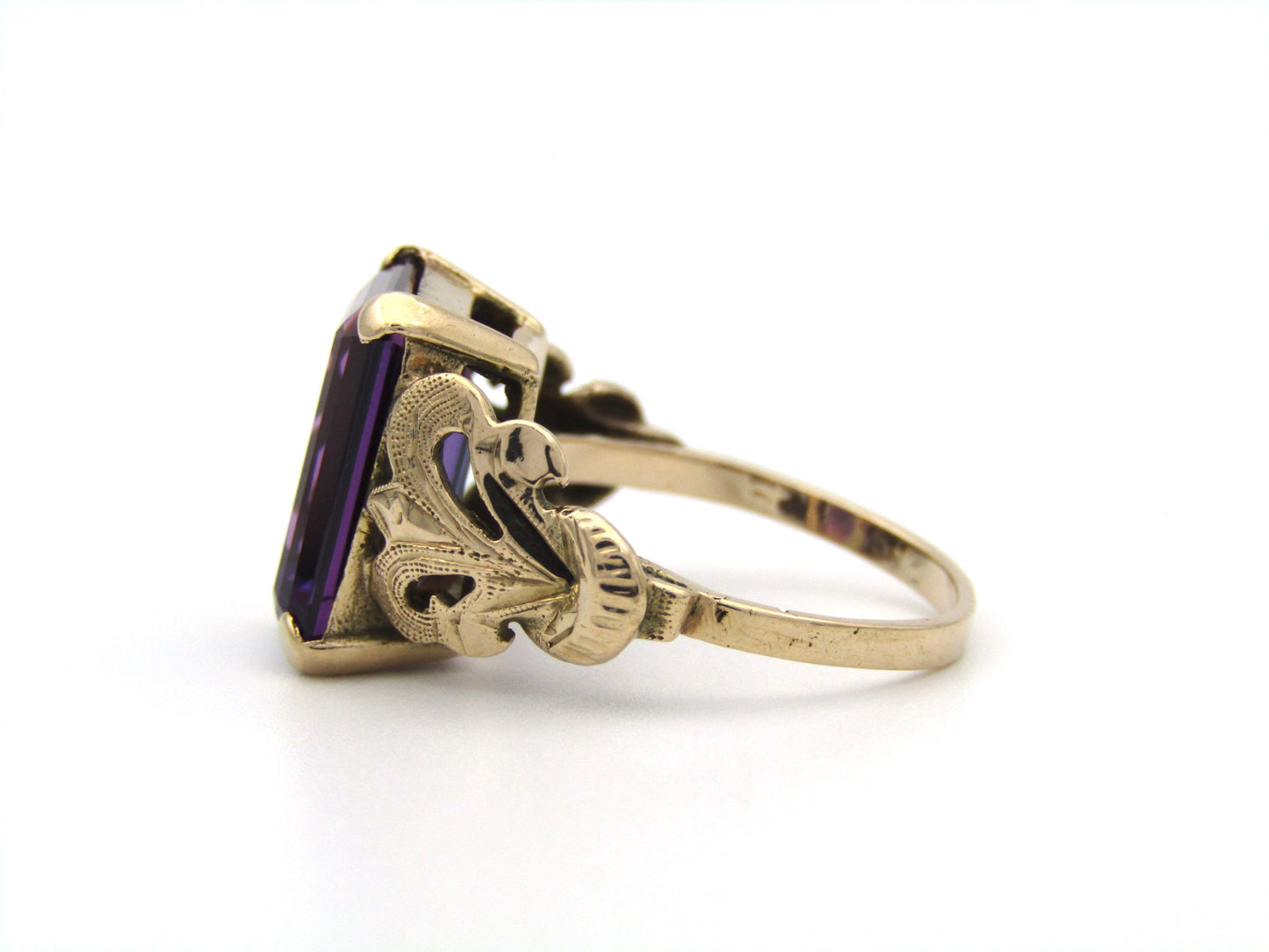 9K gold Synthetic Colour Change Sapphire ring, circa 1960's.