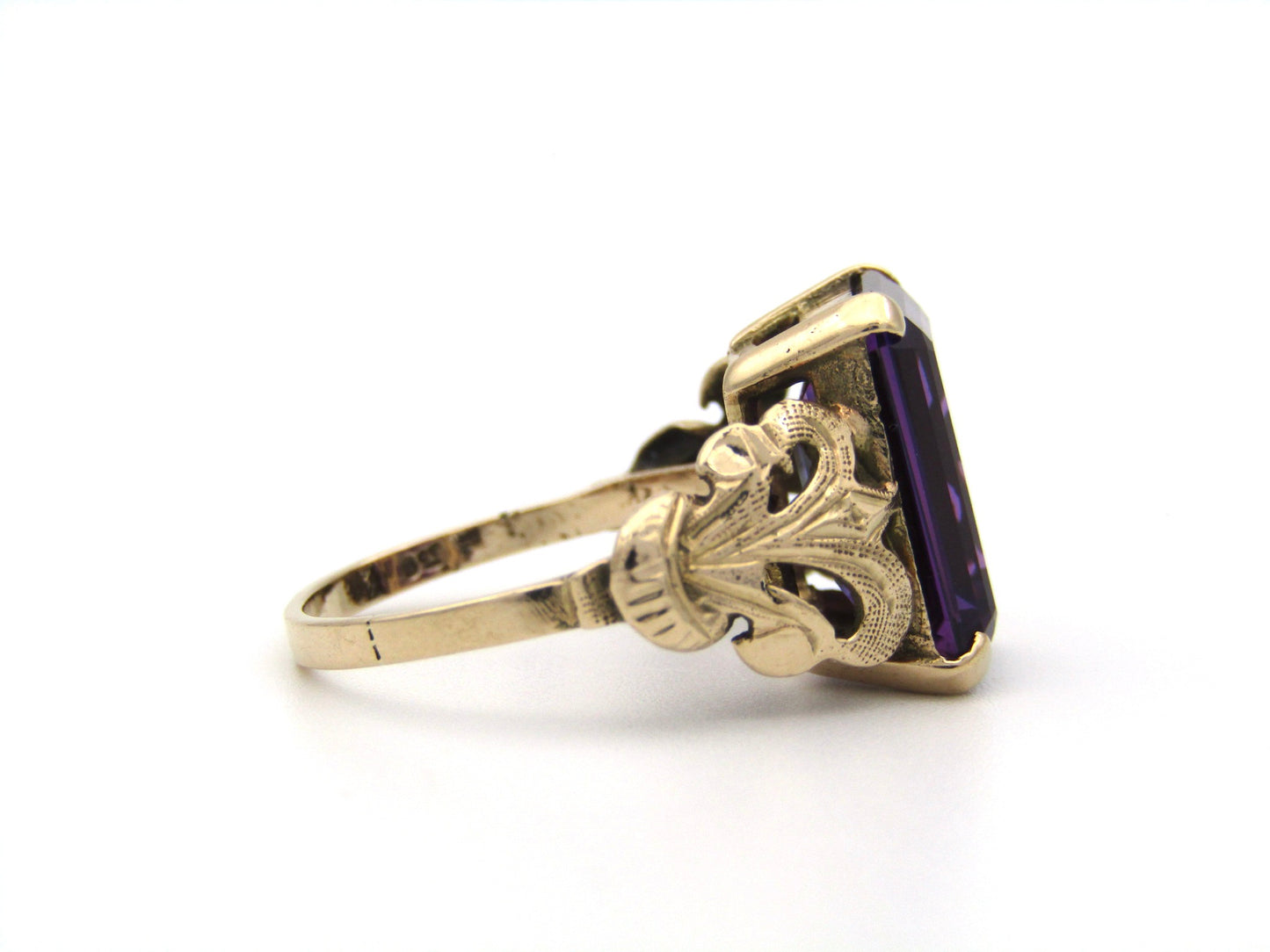 9K gold Synthetic Colour Change Sapphire ring, circa 1960's.
