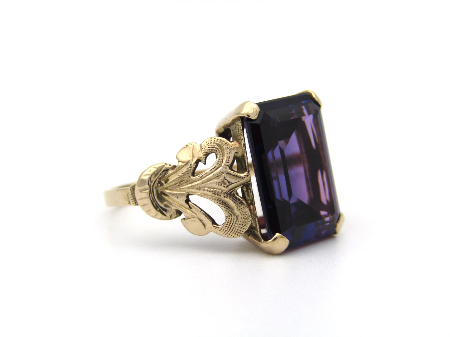 9K gold Synthetic Colour Change Sapphire ring, circa 1960's.