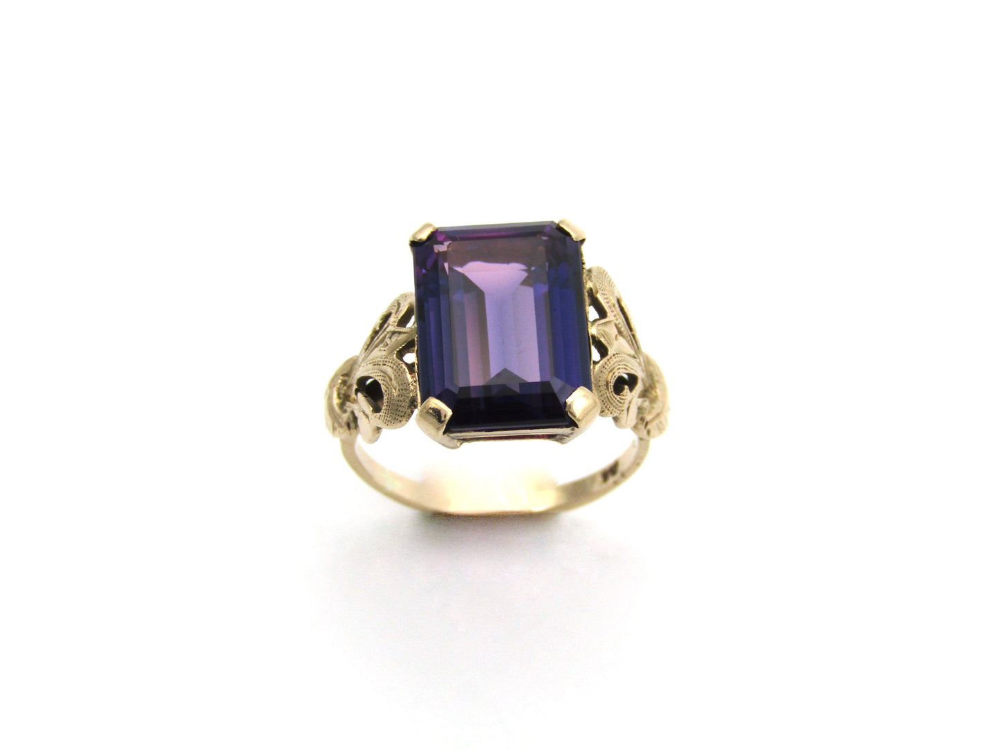 9K gold Synthetic Colour Change Sapphire ring, circa 1960's.