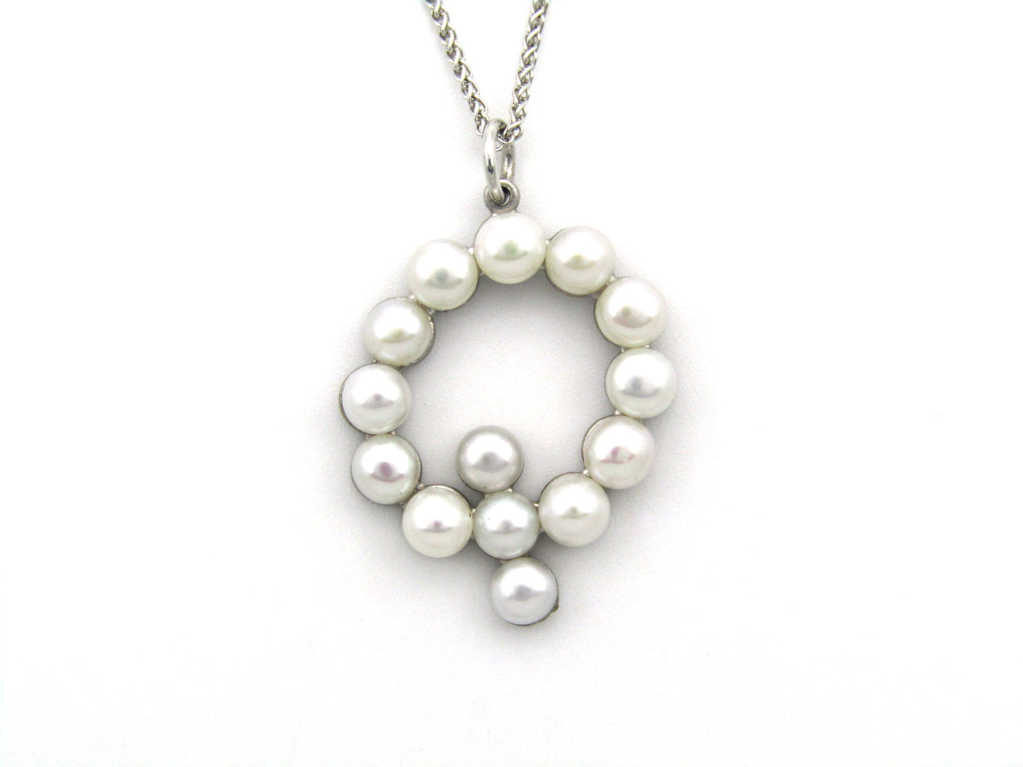 9K gold Akoya cultured pearl 'Q' pendant.
