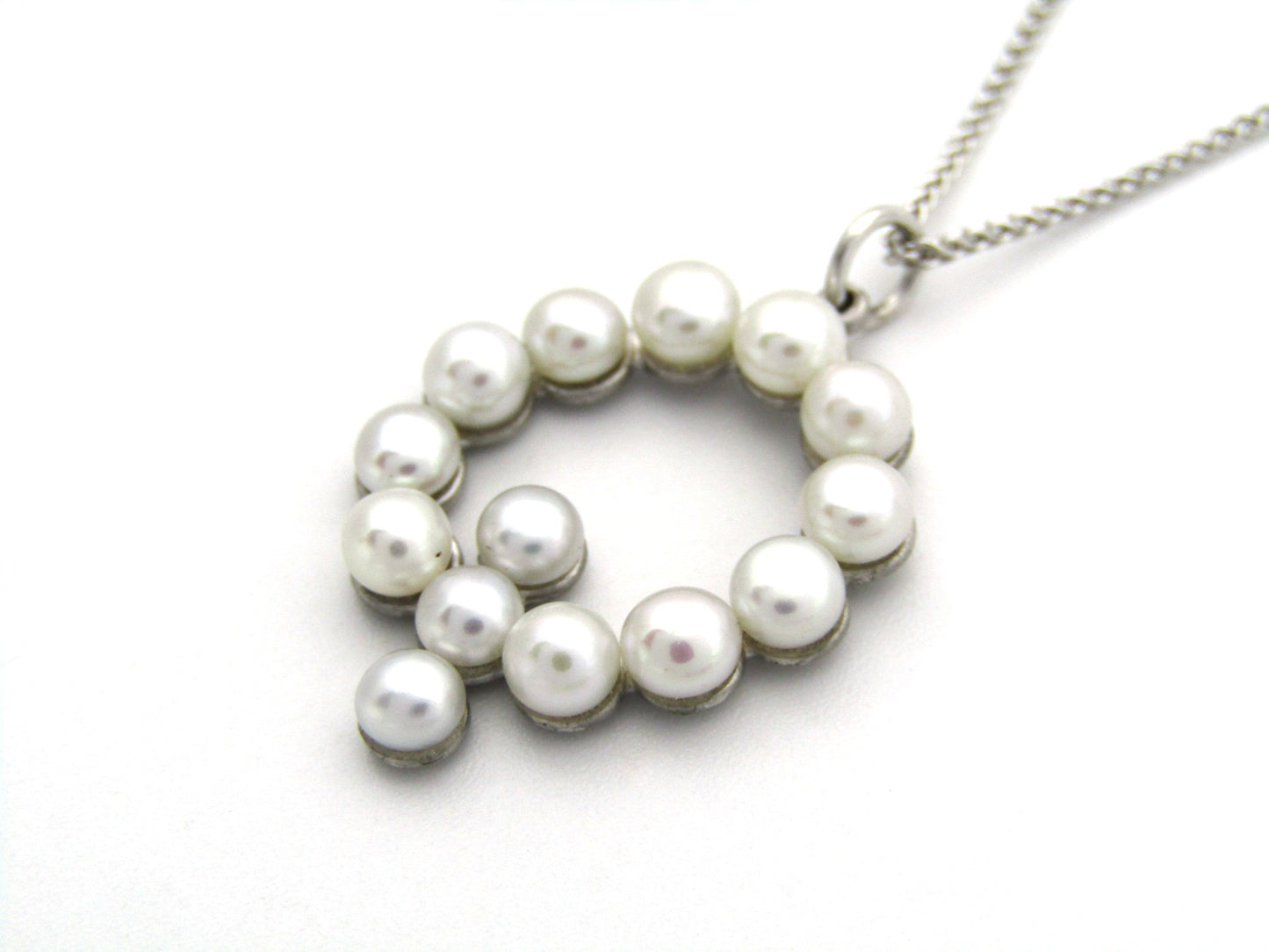 9K gold Akoya cultured pearl 'Q' pendant.