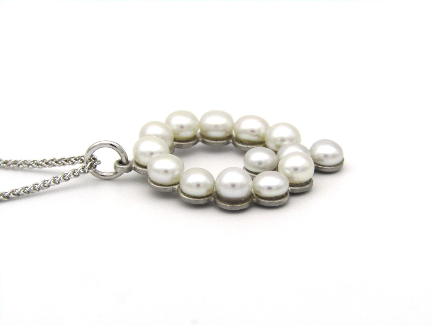 9K gold Akoya cultured pearl 'Q' pendant.