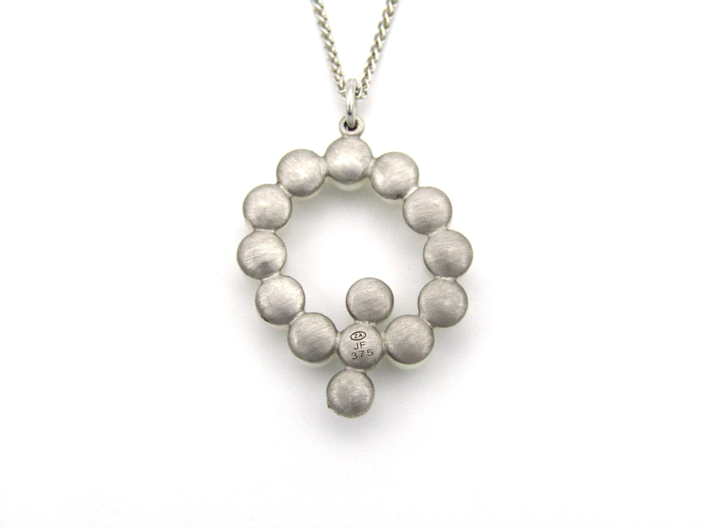 9K gold Akoya cultured pearl 'Q' pendant.