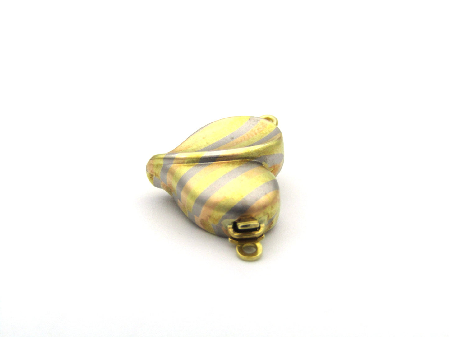 18K gold tri-colour gold heart clasp by Jka Köhle, circa 1970's.