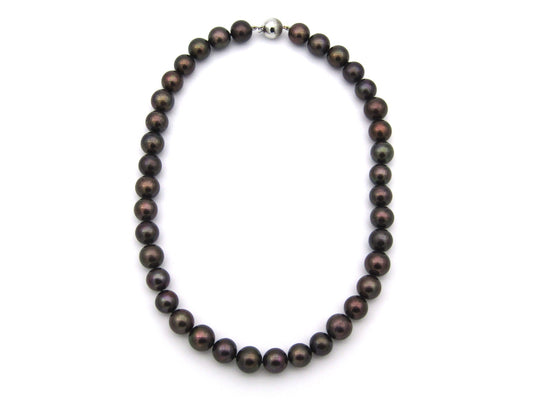 9K gold tahitian pearl necklace.