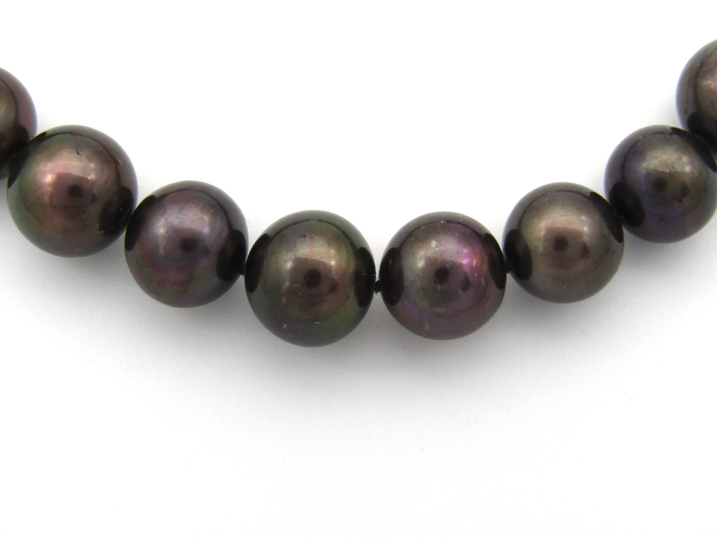 9K gold tahitian pearl necklace.