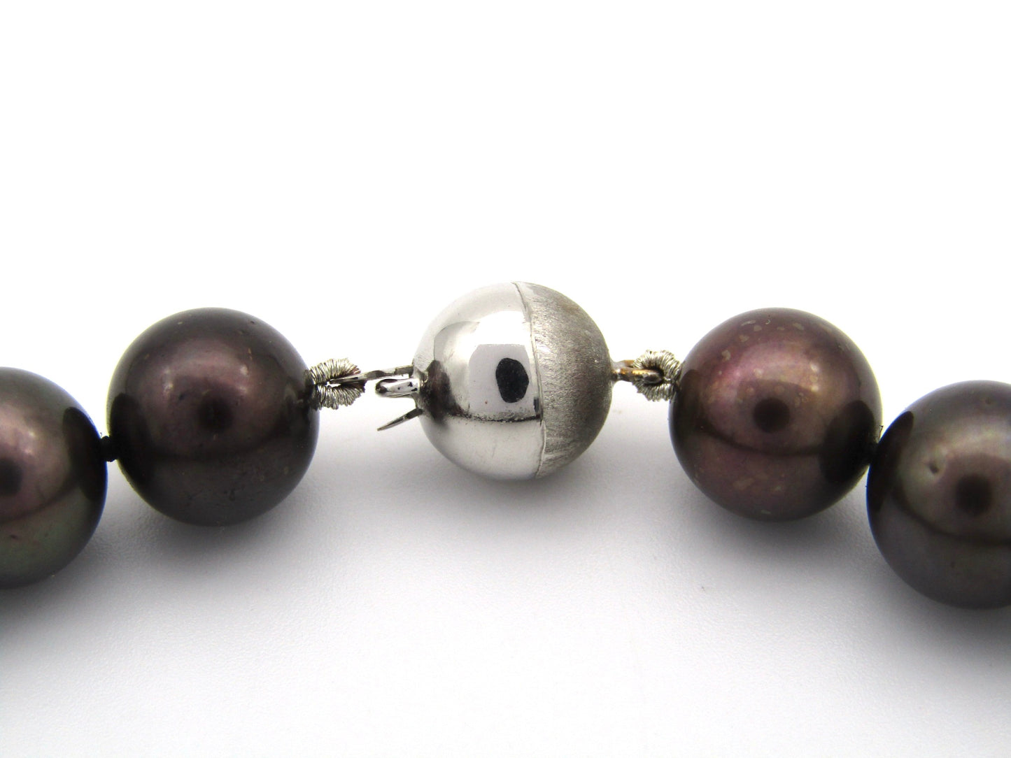 9K gold tahitian pearl necklace.