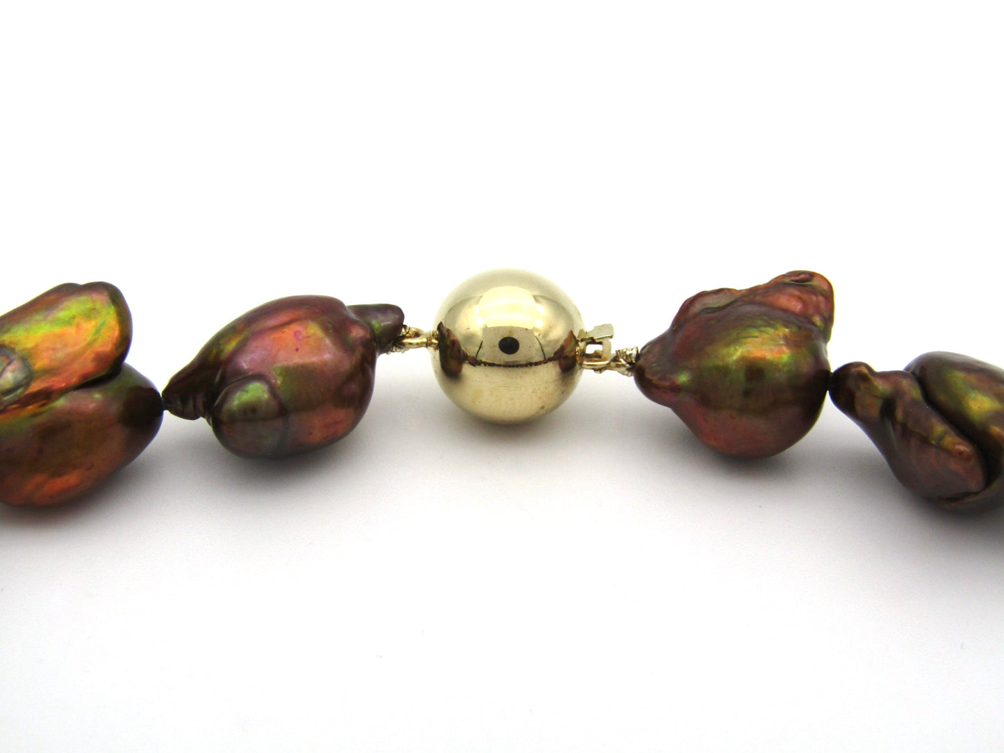 9K gold baroque pearl necklace.