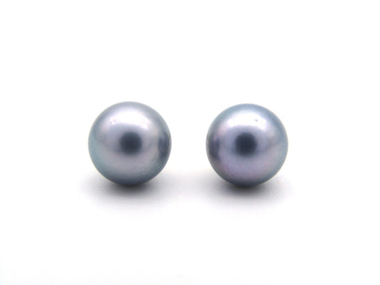9K gold Akoya pearl stud earrings.