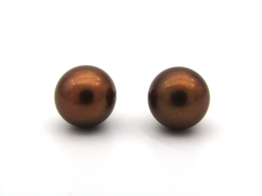 9K gold Akoya pearl stud earrings.