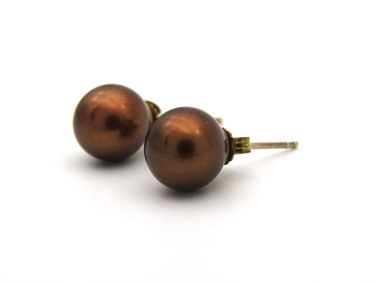 9K gold Akoya pearl stud earrings.
