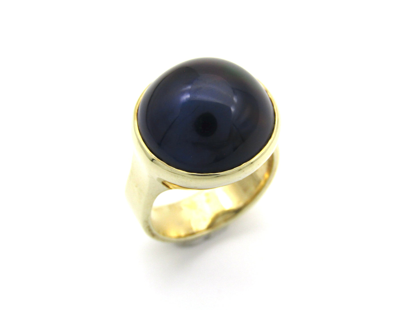 9K gold round mabé pearl ring, circa 1980's.