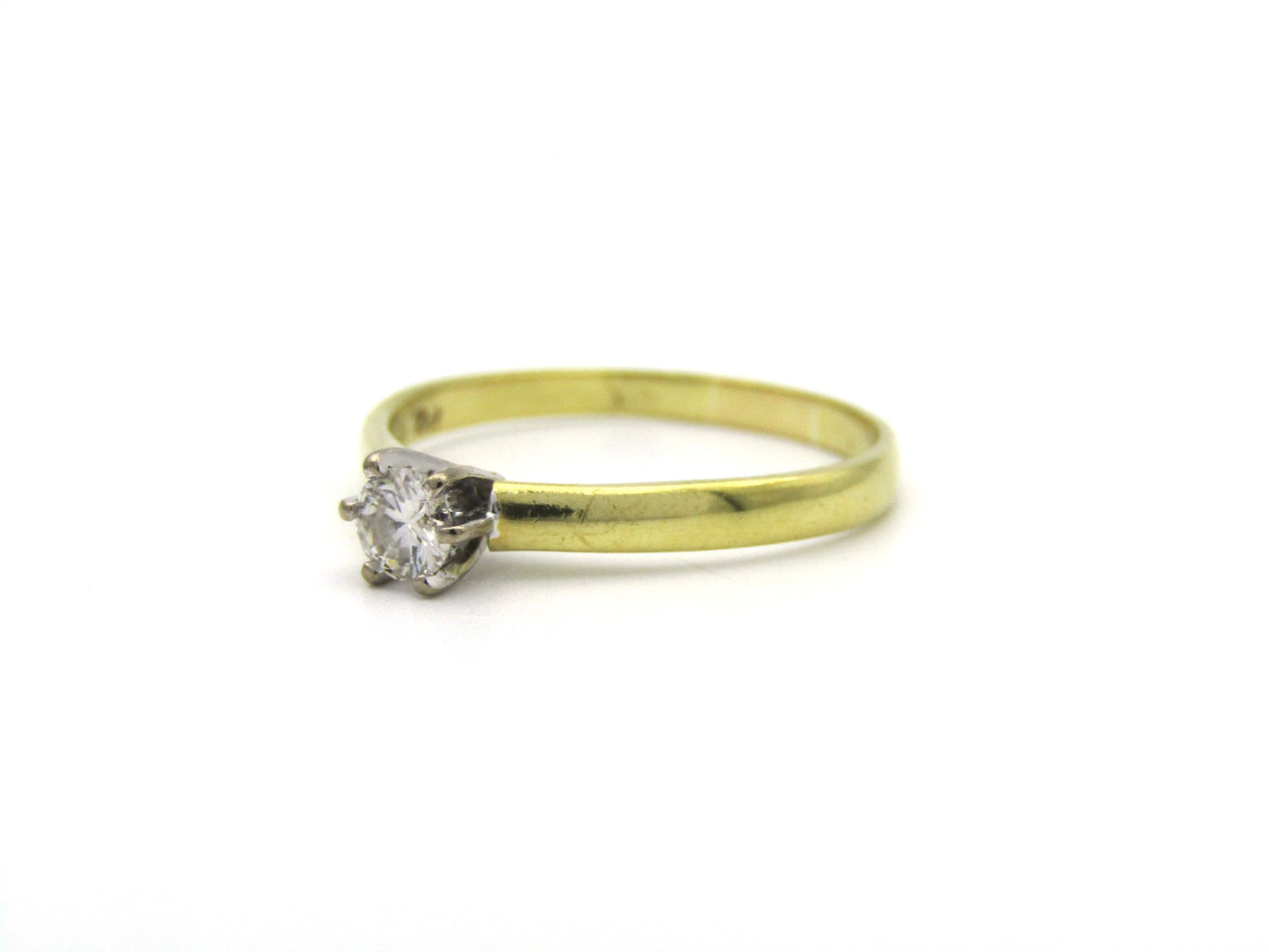 18K gold solitaire diamond ring, circa 1970's.
