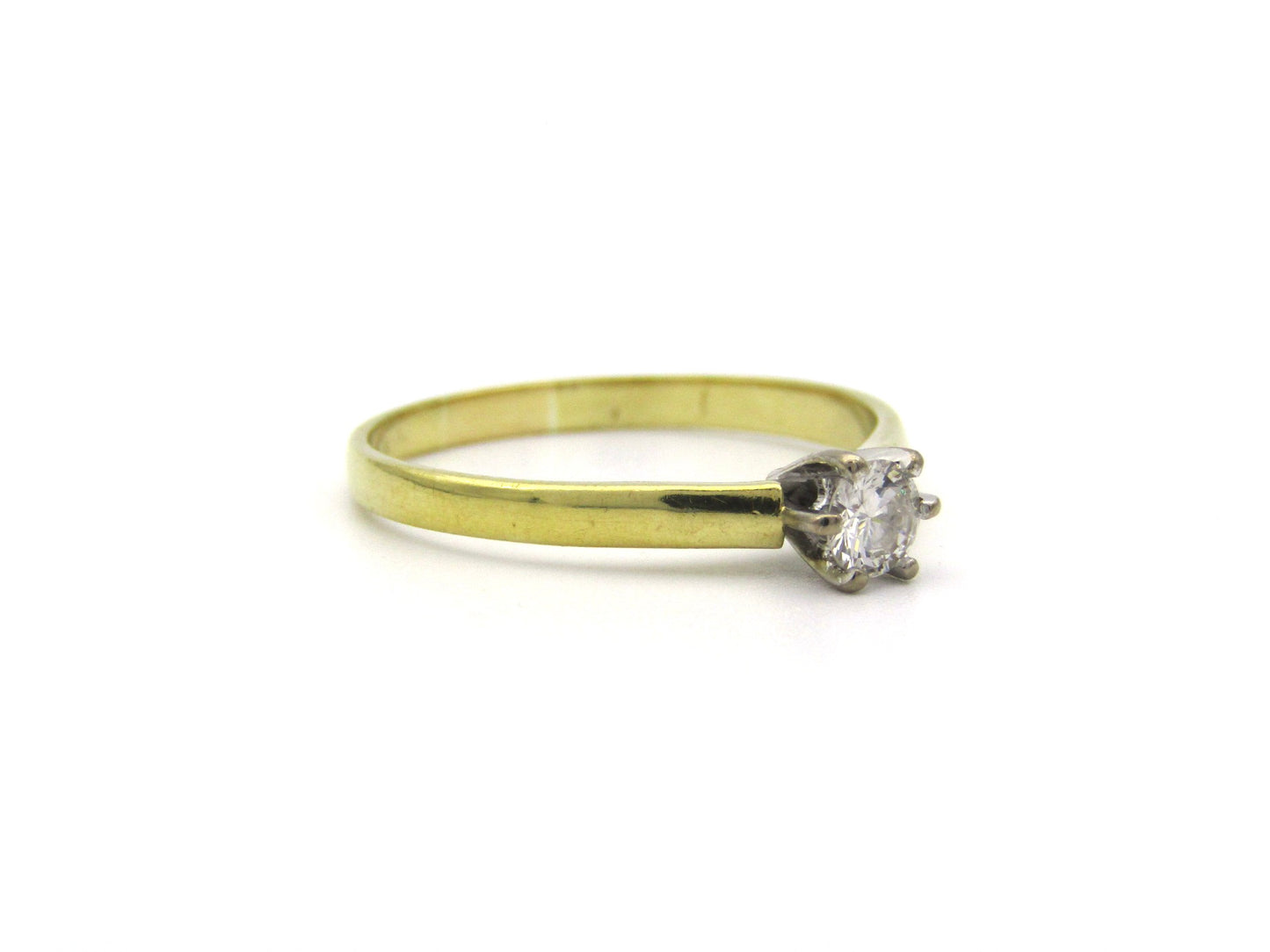 18K gold solitaire diamond ring, circa 1970's.