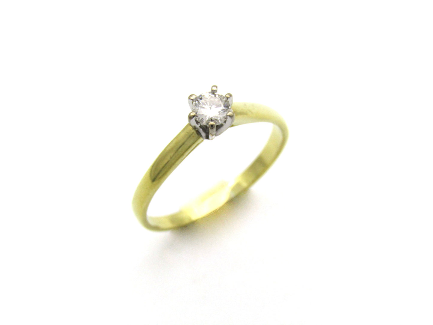 18K gold solitaire diamond ring, circa 1970's.