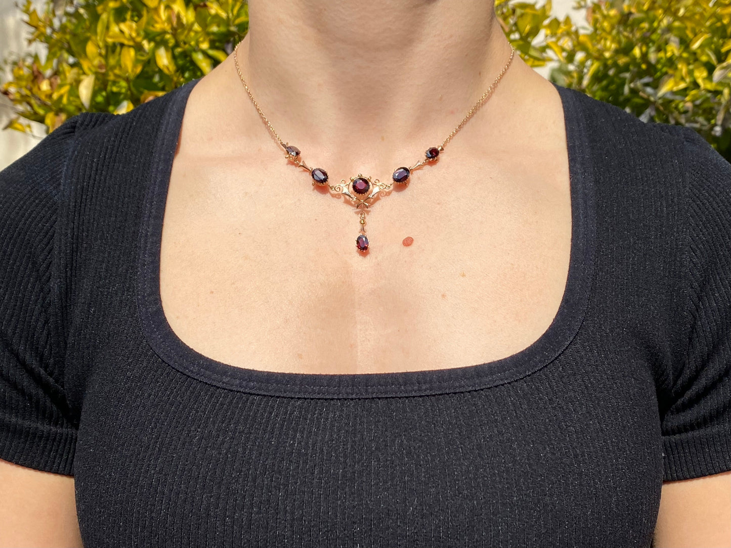 9K gold Edwardian garnet necklace, circa 1910.