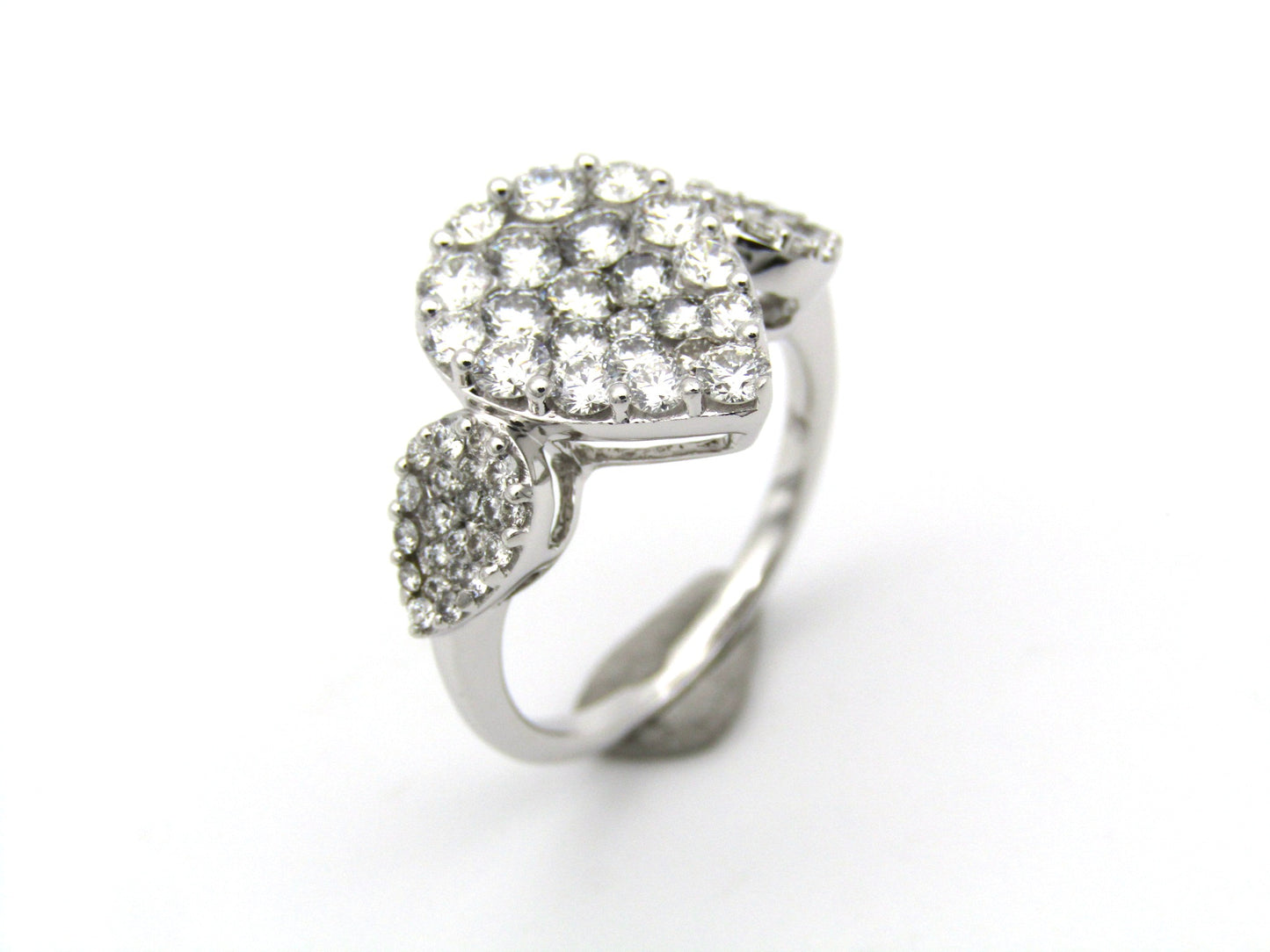 18K gold diamond cluster ring.