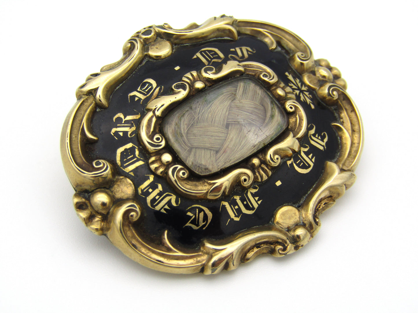 9kt gold Victorian mourning brooch.