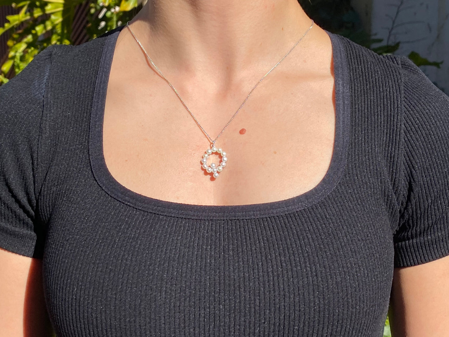 9K gold Akoya cultured pearl 'Q' pendant.
