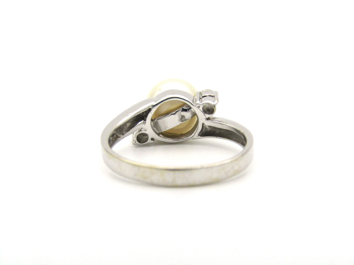 18K gold Akoya pearl and diamond ring.