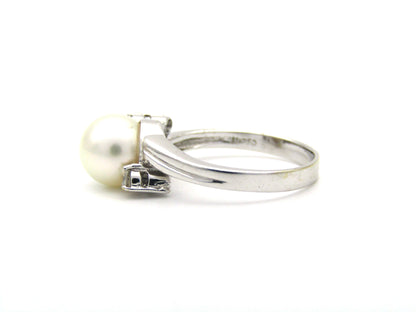 18K gold Akoya pearl and diamond ring.