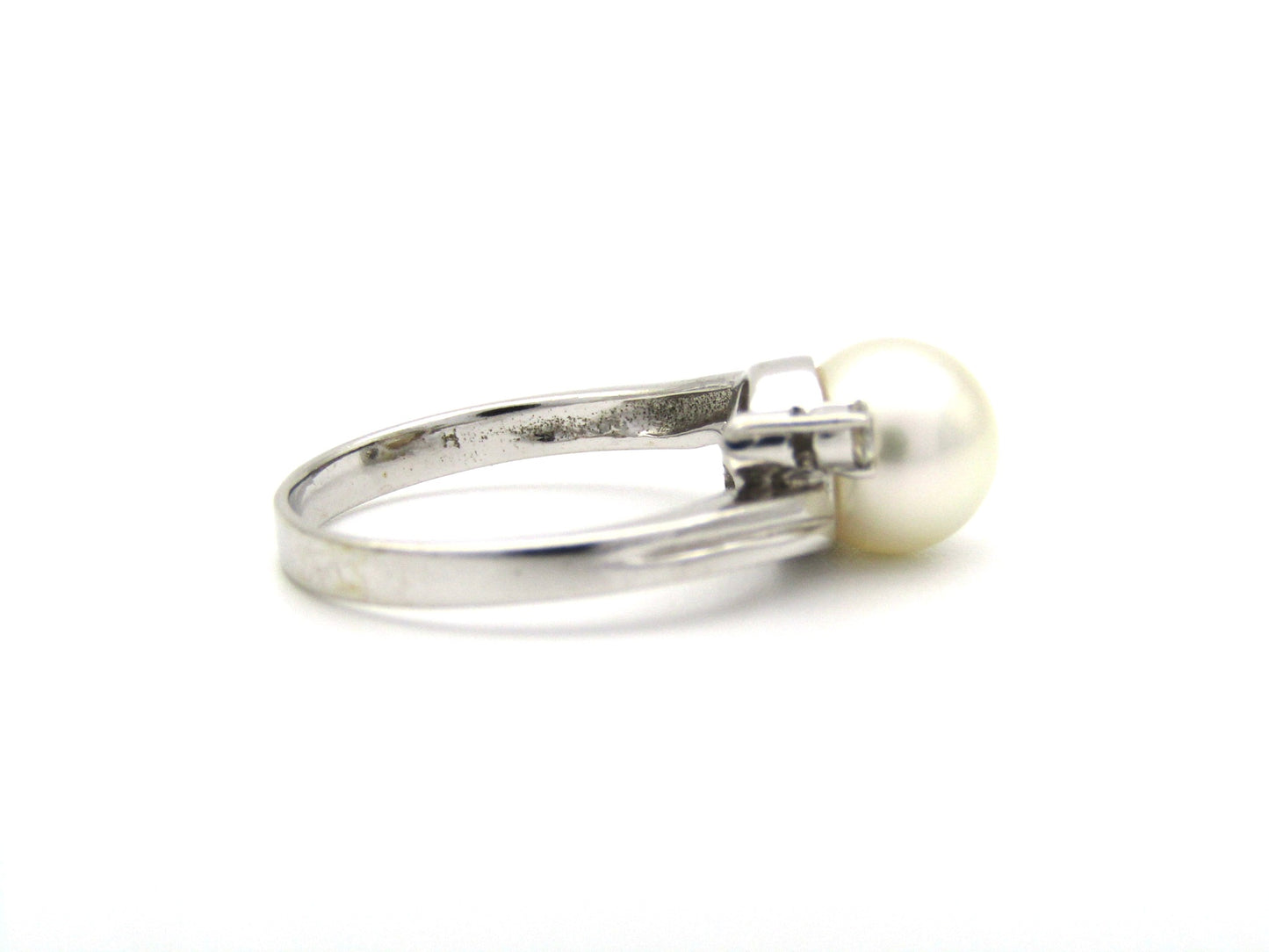 18K gold Akoya pearl and diamond ring.
