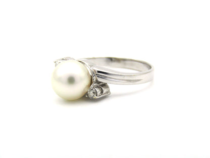 18K gold Akoya pearl and diamond ring.