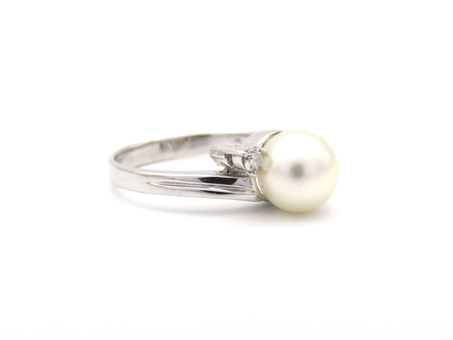 18K gold Akoya pearl and diamond ring.