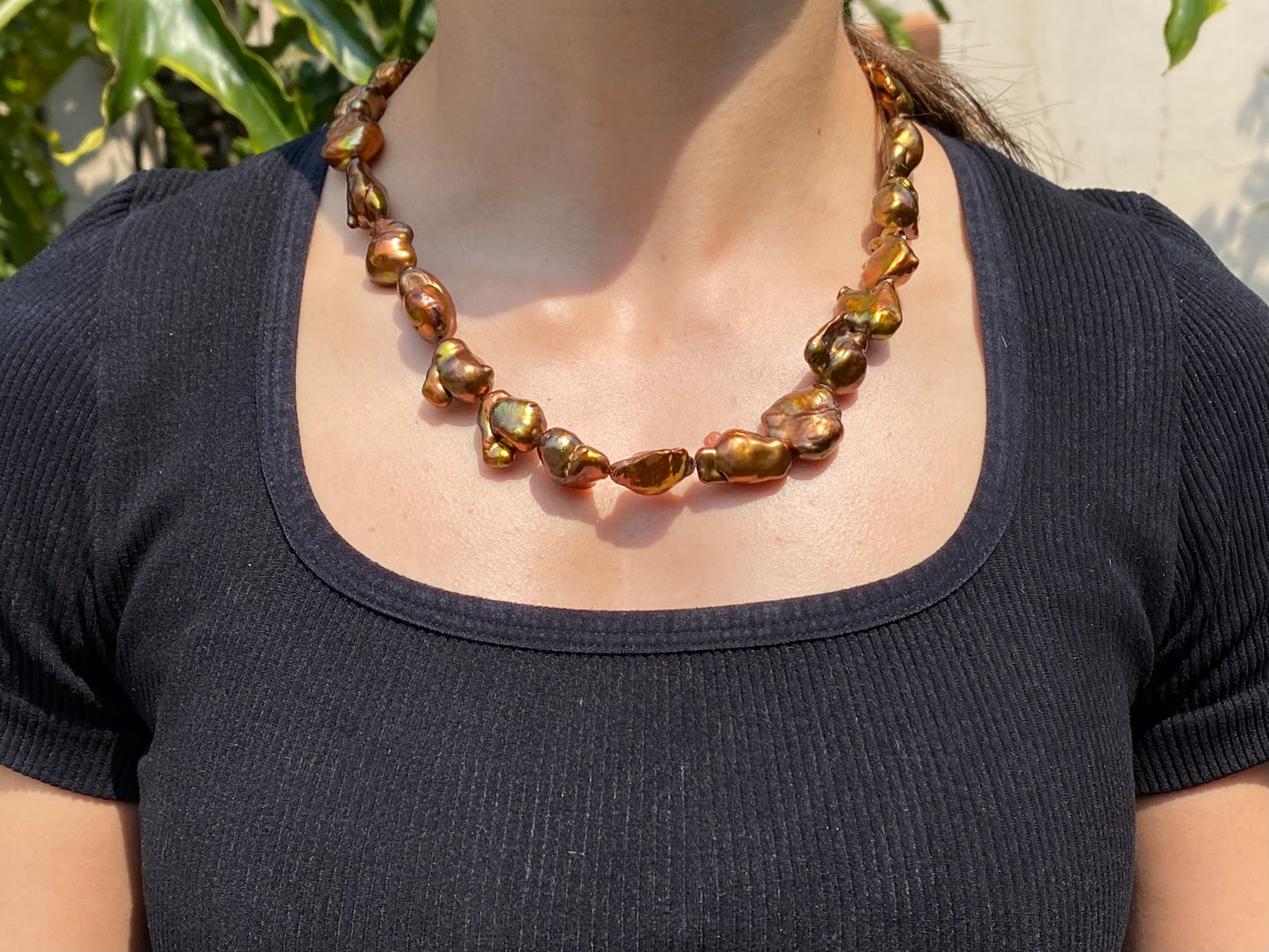 9K gold baroque pearl necklace.