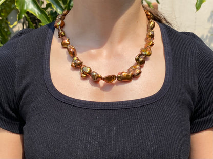 9K gold baroque pearl necklace.