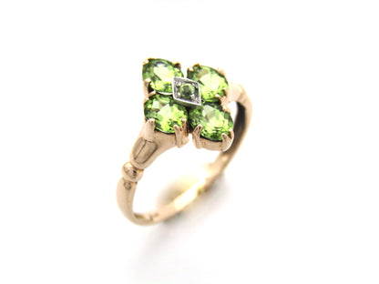 9K gold vintage peridot ring.