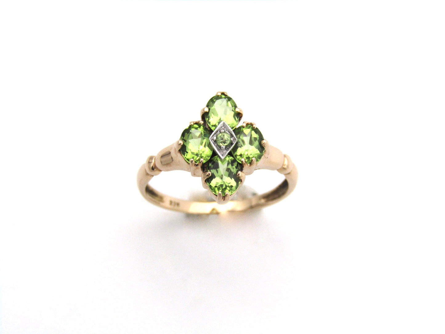 9K gold vintage peridot ring.
