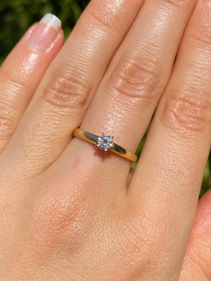 18K gold solitaire diamond ring, circa 1970's.