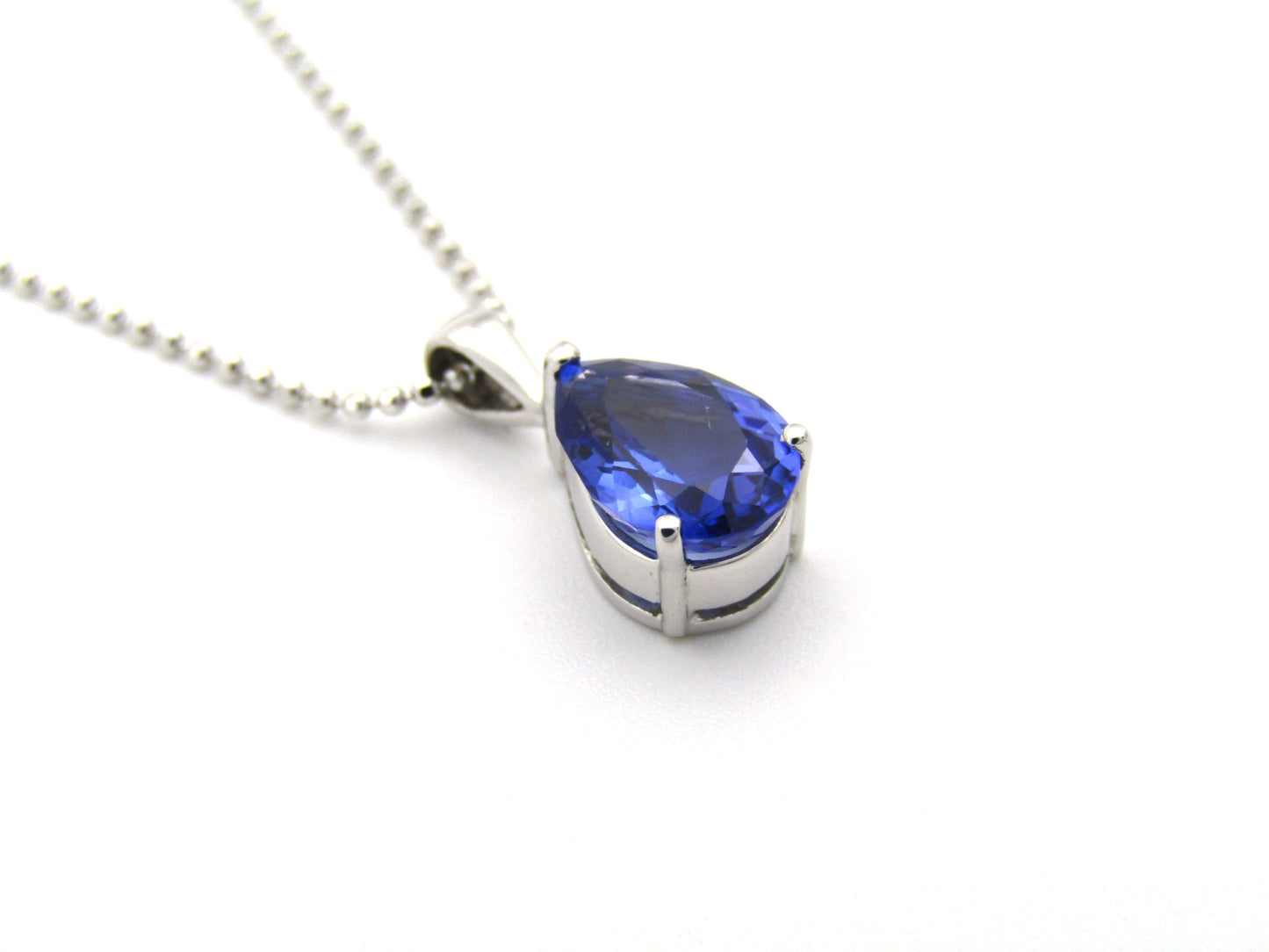 18K gold tanzanite pendant with 18K gold chain.