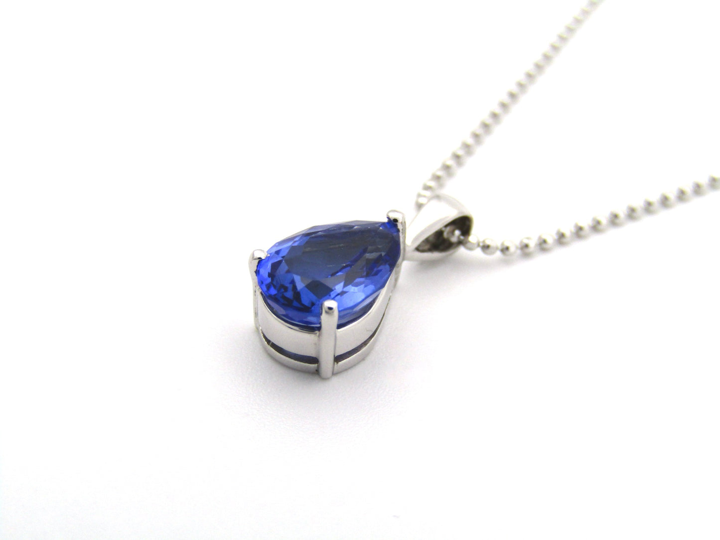 18K gold tanzanite pendant with 18K gold chain.