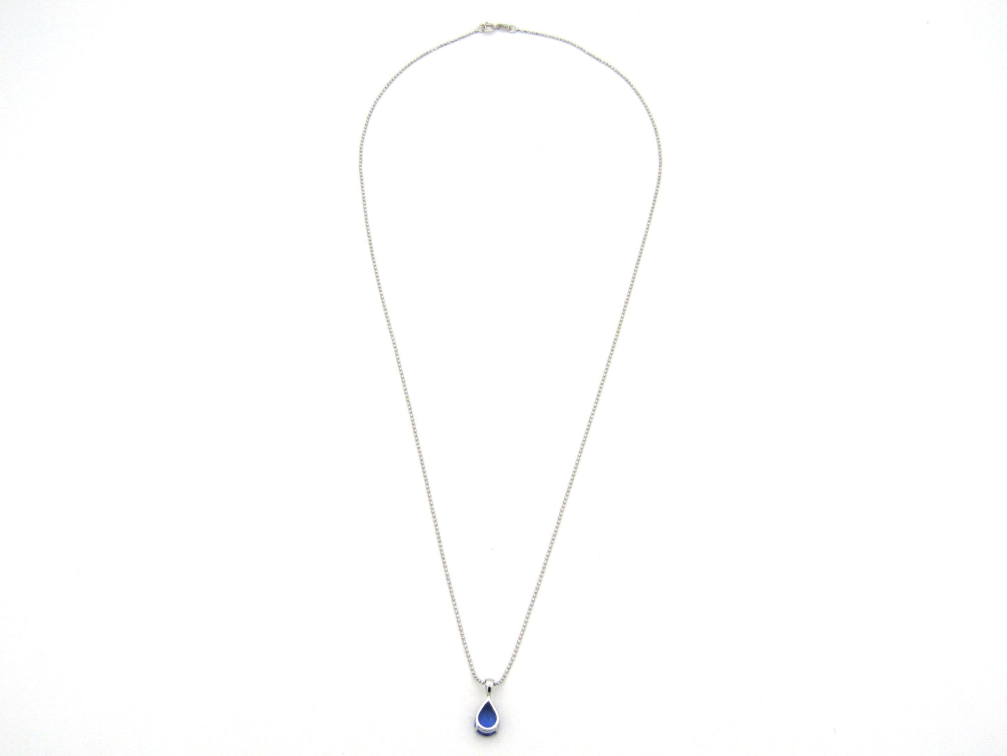 18K gold tanzanite pendant with 18K gold chain.