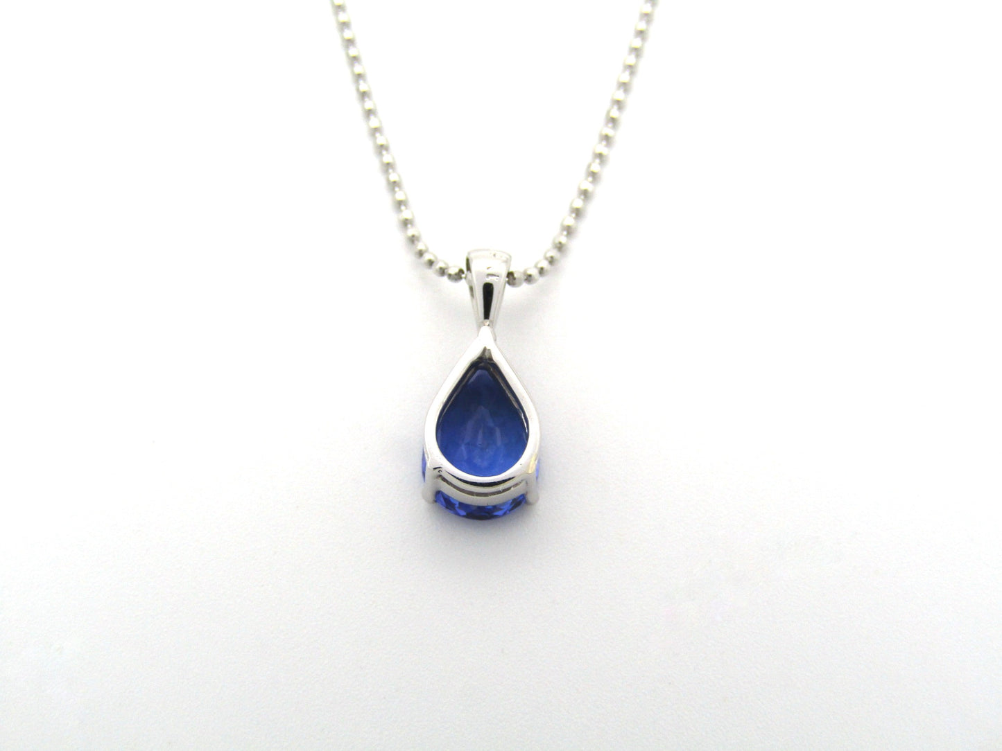 18K gold tanzanite pendant with 18K gold chain.
